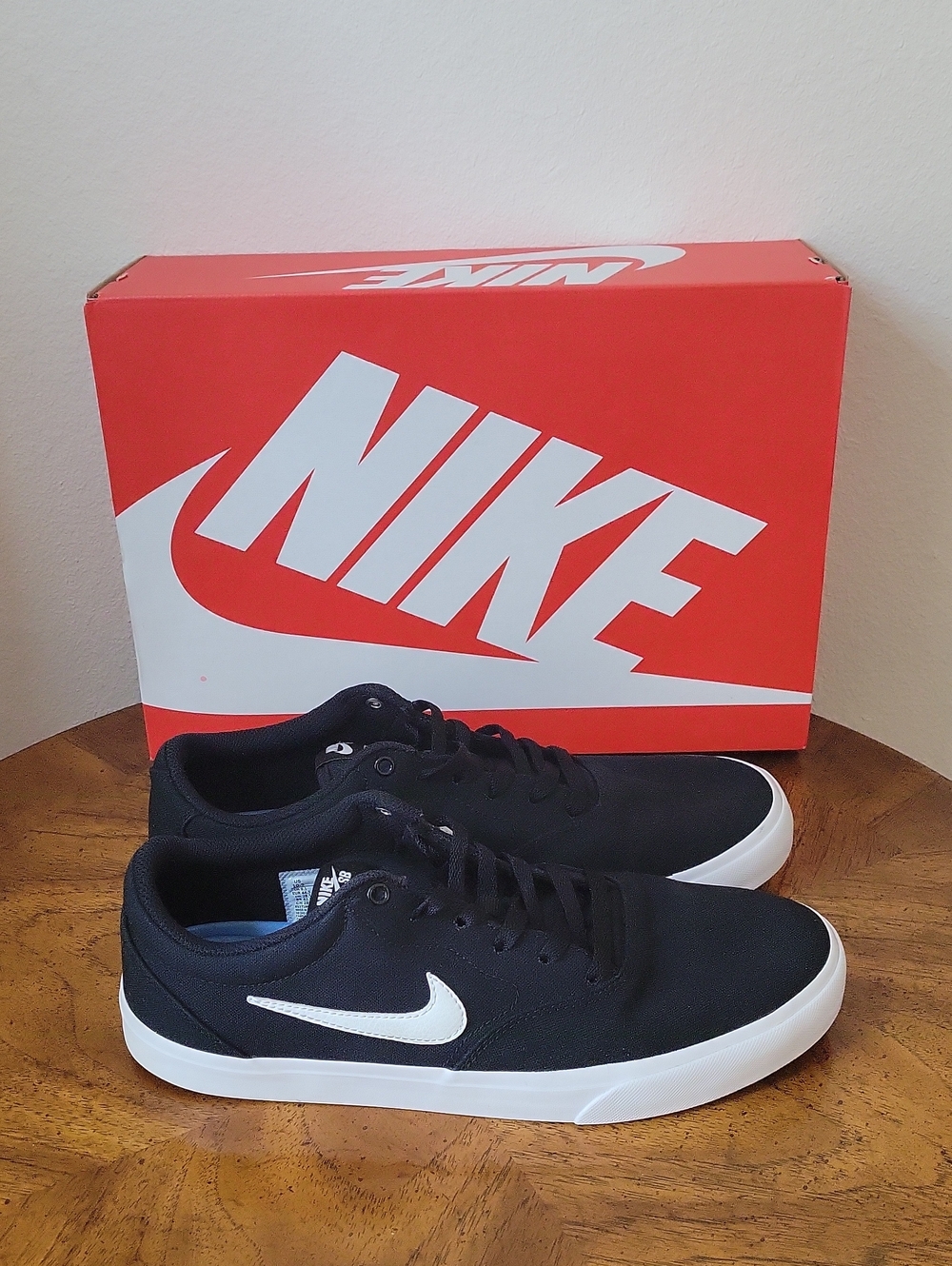 Nike SB Charge Canvas skateboarding shoe, Low-Top, Black/White, Men's 10.5, EUC